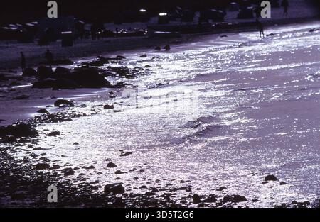 Die Grenze ist verschwunden, Westberliner können nun ohne größere Formalitäten wieder in den alten Berliner Badewannen Usedom und Rügen schwimmen gehen, hier sieht man einen kleinen Küstenstreifen vor dem Licht [automatisierte Übersetzung] Stockfoto