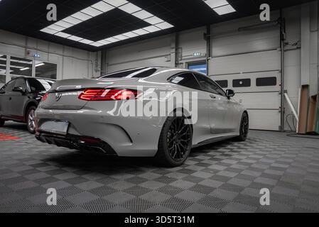 Mercedes Benz AMG Coupé in Luxuswerkstatt, Dreiviertelansicht hinten Stockfoto