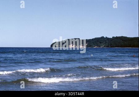 Die Grenze ist verschwunden, Westberliner können jetzt ohne größere Formalitäten wieder in den alten Berliner Bädern Usedom und Rügen schwimmen gehen, hier sehen Sie einen kleinen Küstenstreifen [automatisierte Übersetzung] Stockfoto