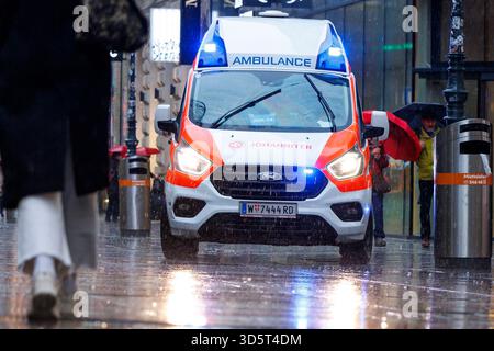 Der Rettungsdienst in Wien wird neben der Berufsrettung von Rettungsorganisationen wie den Johannitern bereitgestellt. Im Bild: Ein Krankentransportwagen (KTW) der Johanniter Unfallhilfe am 17. November 2025 in der Kärnterstraße in Wien. // der Rettungsdienst in Wien wird nicht nur vom professionellen Rettungsdienst erbracht, sondern auch von Rettungsorganisationen wie dem Johanniter im Bild: Ein Krankenwagen (KTW) des Johanniter-Rettungsdienstes am 17. November 2025 im ersten Wiener Gemeindebezirk. - 20251117 PD4702 Credit: APA-PictureDesk/Alamy Live News Stockfoto