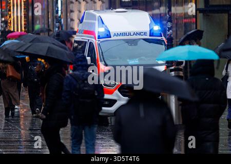 Der Rettungsdienst in Wien wird neben der Berufsrettung von Rettungsorganisationen wie den Johannitern bereitgestellt. Im Bild: Ein Krankentransportwagen (KTW) der Johanniter Unfallhilfe am 17. November 2025 in der Kärnterstraße in Wien. // der Rettungsdienst in Wien wird nicht nur vom professionellen Rettungsdienst erbracht, sondern auch von Rettungsorganisationen wie dem Johanniter im Bild: Ein Krankenwagen (KTW) des Johanniter-Rettungsdienstes am 17. November 2025 im ersten Wiener Gemeindebezirk. - 20251117 PD4706 Credit: APA-PictureDesk/Alamy Live News Stockfoto