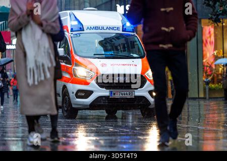 Der Rettungsdienst in Wien wird neben der Berufsrettung von Rettungsorganisationen wie den Johannitern bereitgestellt. Im Bild: Ein Krankentransportwagen (KTW) der Johanniter Unfallhilfe am 17. November 2025 in der Kärnterstraße in Wien. // der Rettungsdienst in Wien wird nicht nur vom professionellen Rettungsdienst erbracht, sondern auch von Rettungsorganisationen wie dem Johanniter im Bild: Ein Krankenwagen (KTW) des Johanniter-Rettungsdienstes am 17. November 2025 im ersten Wiener Gemeindebezirk. - 20251117 PD4710 Credit: APA-PictureDesk/Alamy Live News Stockfoto