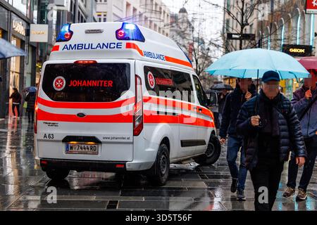 Der Rettungsdienst in Wien wird neben der Berufsrettung von Rettungsorganisationen wie den Johannitern bereitgestellt. Im Bild: Ein Krankentransportwagen (KTW) der Johanniter Unfallhilfe am 17. November 2025 in der Kärnterstraße in Wien. // der Rettungsdienst in Wien wird nicht nur vom professionellen Rettungsdienst erbracht, sondern auch von Rettungsorganisationen wie dem Johanniter im Bild: Ein Krankenwagen (KTW) des Johanniter-Rettungsdienstes am 17. November 2025 im ersten Wiener Gemeindebezirk. - 20251117 PD4715 Credit: APA-PictureDesk/Alamy Live News Stockfoto