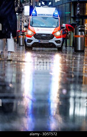 Der Rettungsdienst in Wien wird neben der Berufsrettung von Rettungsorganisationen wie den Johannitern bereitgestellt. Im Bild: Ein Krankentransportwagen (KTW) der Johanniter Unfallhilfe am 17. November 2025 in der Kärnterstraße in Wien. // der Rettungsdienst in Wien wird nicht nur vom professionellen Rettungsdienst erbracht, sondern auch von Rettungsorganisationen wie dem Johanniter im Bild: Ein Krankenwagen (KTW) des Johanniter-Rettungsdienstes am 17. November 2025 im ersten Wiener Gemeindebezirk. - 20251117 PD4708 Credit: APA-PictureDesk/Alamy Live News Stockfoto