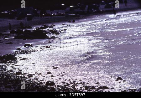 Die Grenze ist verschwunden, Westberliner können nun ohne größere Formalitäten wieder in den alten Berliner Badewannen Usedom und Rügen schwimmen gehen, hier sieht man einen kleinen Küstenstreifen vor dem Licht [automatisierte Übersetzung] Stockfoto