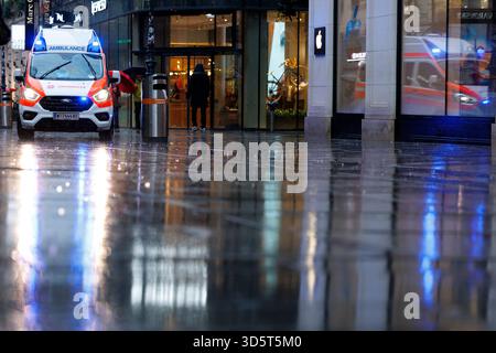 Der Rettungsdienst in Wien wird neben der Berufsrettung von Rettungsorganisationen wie den Johannitern bereitgestellt. Im Bild: Ein Krankentransportwagen (KTW) der Johanniter Unfallhilfe am 17. November 2025 in der Kärnterstraße in Wien. // der Rettungsdienst in Wien wird nicht nur vom professionellen Rettungsdienst erbracht, sondern auch von Rettungsorganisationen wie dem Johanniter im Bild: Ein Krankenwagen (KTW) des Johanniter-Rettungsdienstes am 17. November 2025 im ersten Wiener Gemeindebezirk. - 20251117 PD4713 Credit: APA-PictureDesk/Alamy Live News Stockfoto
