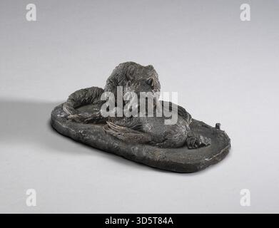 Diese Bronzeskulptur aus dem 19. Jahrhundert von Pierre Jules Mêne zeigt einen Fuchs, der einen toten Hahn hält, und zeigt Tierformen, Fell- und Federtexturen, Haltung und naturalistische Details, die die Konventionen französischer Animalier-Skulpturen widerspiegeln. Stockfoto