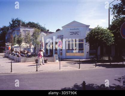 Die Grenze ist verschwunden und Westberliner können nun ohne größere Formalitäten wieder in die alten Berliner Badewannen Usedom und Rügen zurückkommen, hier ein Strandcafé in Binz 1992 auf Rügen [automatisierte Übersetzung] Stockfoto