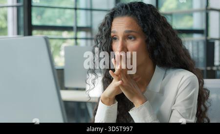 Besorgte verwirrte hispanische Geschäftsfrau, die schlechte Nachrichten auf dem Computer liest, verwirrt mit Online-Arbeitsaufgabe Geschäftsfrau ethnische weibliche weibliche Arbeitermanagerin Stockfoto