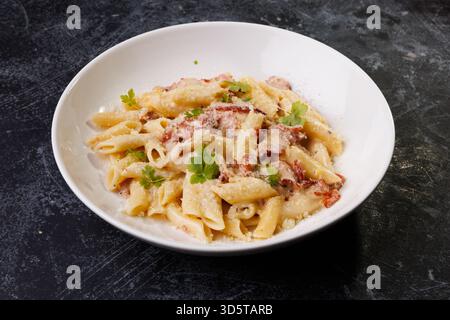 Cremige Pasta Carbonara Mit Speck, Parmesan, Frischer Petersilie Und Reichhaltiger Sauce Auf Weißer Platte Stockfoto
