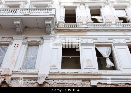Das 'Kaufhaus Lamarr' ist ein.ehemaliges Signa-Projekt an der Wiener Mariahilfer Straße, dessen Rohbau seit der Insolvenz von Signa abgerissen wird. Der neue Eigentümer, Investor Georg Stumpf, lässt den Rohbau teilweise abreißen, um Platz für eine gemischte Nutzung aus Wohnungen, Verkaufsflächen und einem Hotel zu schaffen, die bis Anfang 2028 fertiggestellt werden soll.im Bild: Blick auf das Kaufhaus Lamarr, aufgenommen am 11. November 2025 in der Mariahilfer Straße in Wien. // das Einkaufszentrum 'Lamarr' ist ein Projekt der ehemaligen Signa-Gruppe, das in Konkurs ging. Seit diesem Moment ist das neue ich Stockfoto