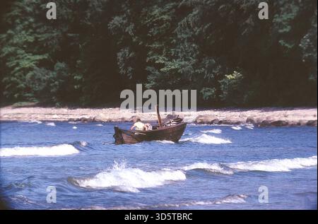 Die Grenze ist verschwunden, und Westberliner können nun ohne größere Formalitäten wieder in den alten Berliner Badewannen Usedom und Rügen schwimmen. Hier sehen Sie einen kleinen Küstenabschnitt mit einem Ruderboot [automatisierte Übersetzung] Stockfoto