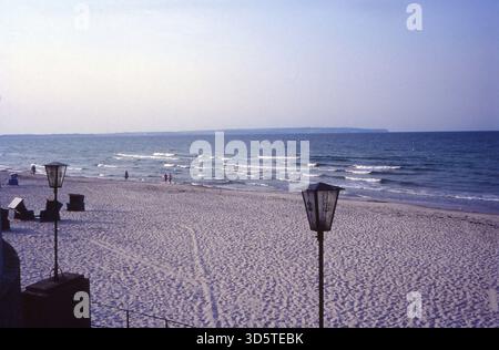 Die Grenze ist verschwunden, Westberliner können jetzt ohne größere Formalitäten wieder in den alten Berliner Bädern Usedom und Rügen schwimmen gehen, hier sehen Sie einen kleinen Küstenstreifen [automatisierte Übersetzung] Stockfoto