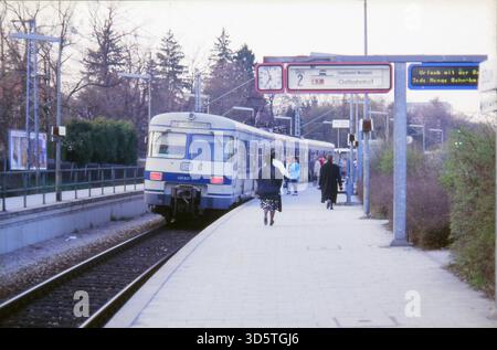 Ein S-Bahn-Zug der Linie S7 Typ 480 auf dem Weg nach München-Ostbahnhof. [Automatisierte Übersetzung] Stockfoto