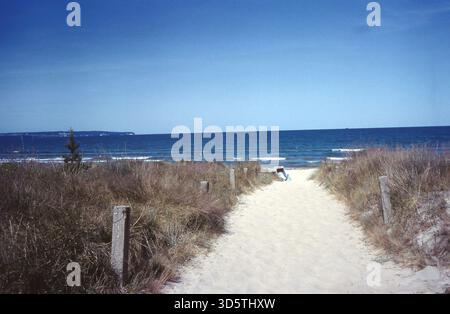 Die Grenze ist verschwunden, Westberliner können jetzt ohne größere Formalitäten wieder in den alten Berliner Bädern Usedom und Rügen schwimmen gehen, hier in Binz am Strand auf Rügen 1992 [automatisierte Übersetzung] Stockfoto
