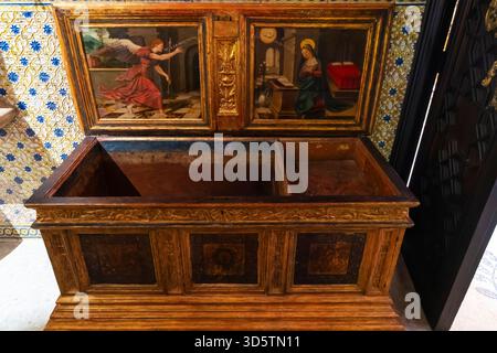 Eine Holzkiste (italienischer Renaissance-Kasson) im Korridor des Casa Amatller. Casa Amatller wurde von dem Architekten Josep Puig i Cadafalch, Barce, entworfen Stockfoto