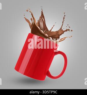 Leckeres Kakaogetränk, das in der Tasse vor grauem Hintergrund spritzt Stockfoto