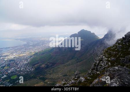 Devils Peak und Umgebung vom Tafelberg aus gesehen, Kapstadt, Südafrika Stockfoto