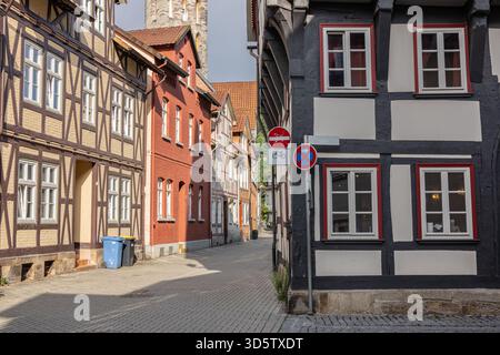 Enge Straße gesäumt von traditionellen Fachwerkhäusern und historischen Gebäuden in der Altstadt von Hann. Münden, Niedersachsen, Deutschland Stockfoto