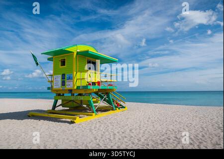 Farbenfroher Rettungsschwimmerturm in Miamii Beach, Florida Stockfoto