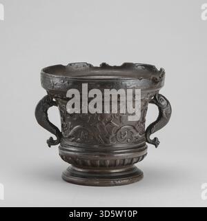 Dieser italienische Druck aus dem 16. Jahrhundert zeigt einen Mörser mit Delfinen-förmigen Griffen aus dem frühen 16. Jahrhundert. Die Gravur zeigt dekorative Motive und italienisches Renaissance-Design. Stockfoto