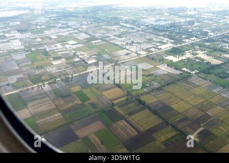 Kambodscha 2025 Phnom Penh - 13. November 2025: Reisfelder in der Nähe beim Anflug auf Phnom Penh. Stockfoto