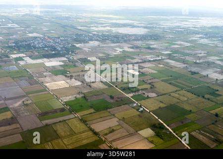Kambodscha 2025 Phnom Penh - 13. November 2025: Reisfelder in der Nähe beim Anflug auf Phnom Penh. Stockfoto