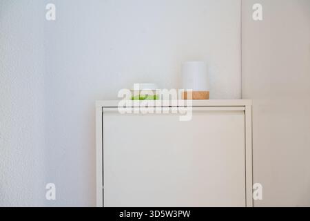 Elegante Einrichtung mit dezenter, warmer Beleuchtung für einen ruhigen Duft und eine entspannende Umgebung Stockfoto
