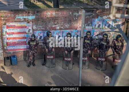 Dhaka, Bangladesch. November 2025. Eine schwere Sicherheitspräsenz, die vor Richtern zu lesen war, die den entlassenen Premierminister Scheich Hasina wegen Verbrechen gegen die Menschlichkeit für schuldig befunden und ihr zum Tode verurteilt hatten. Scheich Hasina floh im August 2024, nachdem viele Menschen bei der Niederschlagung der Proteste getötet wurden. Quelle: SOPA Images Limited/Alamy Live News Stockfoto