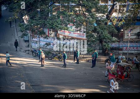 Dhaka, Bangladesch. November 2025. Eine schwere Sicherheitspräsenz, die vor Richtern zu lesen war, die den entlassenen Premierminister Scheich Hasina wegen Verbrechen gegen die Menschlichkeit für schuldig befunden und ihr zum Tode verurteilt hatten. Scheich Hasina floh im August 2024, nachdem viele Menschen bei der Niederschlagung der Proteste getötet wurden. Quelle: SOPA Images Limited/Alamy Live News Stockfoto