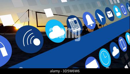 Spielen hinterleuchtete Spielerinnen, die bei Sonnenuntergang am Strand Ball über dem Netz schlagen, in Sportbekleidung mit blauen Ikonen Stockfoto