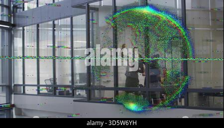 Das Smartphone in der Hand, vier Kollegen sehen das Telefon hinter Glas im Atrium mit Panne, Kopierraum Stockfoto