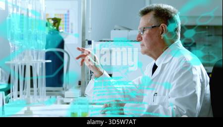 Zeigewissenschaftler in Laborkittel, Brille und Krawatte, der sich mit blaugrünen Daten überlagert, die auf dem Labortisch mit Fläschchen überlagert werden Stockfoto