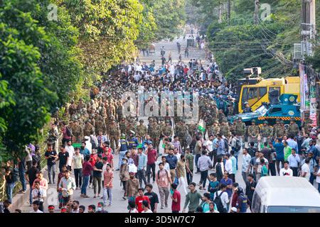 Dhaka, Bangladesch. November 2025. Die Demonstranten stoßen mit den Sicherheitskräften Bangladeschs zusammen, um das weitgehend abgerissene Bangabandhu Memorial Museum zu zerstören, die ehemalige Residenz von Scheich Hasinas Vater Scheich Mujibur Rahman, am 17. November 2025, dem Internationalen Strafgerichtshof (ICT), in Dhaka, Bangladesch. Bangladeschs International Crimes Tribunal (ICT) verurteilte die ehemalige Premierministerin Scheich Hasina wegen Verbrechen gegen die Menschlichkeit im Zusammenhang mit der Unterdrückung von Studentenprotesten im Juli-August 2024 und verurteilte sie zum Tode. (Kreditbild: © Su Stockfoto