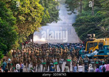 Dhaka, Bangladesch. November 2025. Die Demonstranten stoßen mit den Sicherheitskräften Bangladeschs zusammen, um das weitgehend abgerissene Bangabandhu Memorial Museum zu zerstören, die ehemalige Residenz von Scheich Hasinas Vater Scheich Mujibur Rahman, am 17. November 2025, dem Internationalen Strafgerichtshof (ICT), in Dhaka, Bangladesch. Bangladeschs International Crimes Tribunal (ICT) verurteilte die ehemalige Premierministerin Scheich Hasina wegen Verbrechen gegen die Menschlichkeit im Zusammenhang mit der Unterdrückung von Studentenprotesten im Juli-August 2024 und verurteilte sie zum Tode. (Kreditbild: © Su Stockfoto