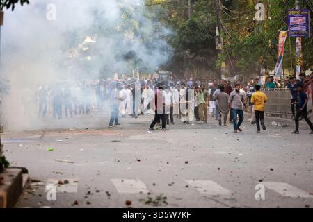 Dhaka, Bangladesch. November 2025. Die Demonstranten stoßen mit den Sicherheitskräften Bangladeschs zusammen, um das weitgehend abgerissene Bangabandhu Memorial Museum zu zerstören, die ehemalige Residenz von Scheich Hasinas Vater Scheich Mujibur Rahman, am 17. November 2025, dem Internationalen Strafgerichtshof (ICT), in Dhaka, Bangladesch. Bangladeschs International Crimes Tribunal (ICT) verurteilte die ehemalige Premierministerin Scheich Hasina wegen Verbrechen gegen die Menschlichkeit im Zusammenhang mit der Unterdrückung von Studentenprotesten im Juli-August 2024 und verurteilte sie zum Tode. (Kreditbild: © Su Stockfoto