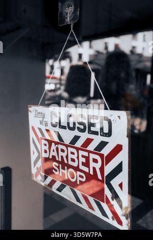 Friseurladen, Schild an einer Glastür geschlossen, Rezessionskonzept für kleine Unternehmen Stockfoto