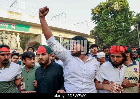 Dhaka, Bangladesch. November 2025. Studenten der Dhaka-Universität erheben Siegeszeichen und brechen im Teachers-Student Centre (TSC) aus, nachdem das Internationale Verbrechen-Tribunal am 17. November 2025 in Dhaka, Bangladesch, das Todesurteil gegen den ehemaligen Premierminister Scheich Hasina wegen Verbrechen gegen die Menschlichkeit verhängt hatte. Eine große Menschenmenge hatte sich früher am Tag versammelt, um eine Live-Übertragung des Urteils zu sehen, die von der Dhaka University Central Students' Union (DUCSU) organisiert wurde. Die Studenten verteilten Süßigkeiten und skandierten Slogans, während sie das Urteil des Tribunals feierten. (Bild: © Suvra Kan Stockfoto