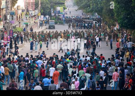 Dhaka, Bangladesch. November 2025. Die Demonstranten stoßen mit den Sicherheitskräften Bangladeschs zusammen, um das weitgehend abgerissene Bangabandhu Memorial Museum zu zerstören, die ehemalige Residenz von Scheich Hasinas Vater Scheich Mujibur Rahman, am 17. November 2025, dem Internationalen Strafgerichtshof (ICT), in Dhaka, Bangladesch. Bangladeschs International Crimes Tribunal (ICT) verurteilte die ehemalige Premierministerin Scheich Hasina wegen Verbrechen gegen die Menschlichkeit im Zusammenhang mit der Unterdrückung von Studentenprotesten im Juli-August 2024 und verurteilte sie zum Tode. (Kreditbild: © Su Stockfoto