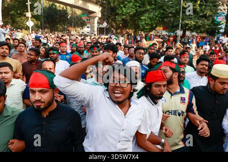 Dhaka, Bangladesch. November 2025. Studenten der Dhaka-Universität erheben Siegeszeichen und brechen im Teachers-Student Centre (TSC) aus, nachdem das Internationale Verbrechen-Tribunal am 17. November 2025 in Dhaka, Bangladesch, das Todesurteil gegen den ehemaligen Premierminister Scheich Hasina wegen Verbrechen gegen die Menschlichkeit verhängt hatte. Eine große Menschenmenge hatte sich früher am Tag versammelt, um eine Live-Übertragung des Urteils zu sehen, die von der Dhaka University Central Students' Union (DUCSU) organisiert wurde. Die Studenten verteilten Süßigkeiten und skandierten Slogans, während sie das Urteil des Tribunals feierten. (Bild: © Suvra Kan Stockfoto