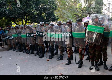 Dhaka, Bangladesch. November 2025. Die Demonstranten stoßen mit den Sicherheitskräften Bangladeschs zusammen, um das weitgehend abgerissene Bangabandhu Memorial Museum zu zerstören, die ehemalige Residenz von Scheich Hasinas Vater Scheich Mujibur Rahman, am 17. November 2025, dem Internationalen Strafgerichtshof (ICT), in Dhaka, Bangladesch. Bangladeschs International Crimes Tribunal (ICT) verurteilte die ehemalige Premierministerin Scheich Hasina wegen Verbrechen gegen die Menschlichkeit im Zusammenhang mit der Unterdrückung von Studentenprotesten im Juli-August 2024 und verurteilte sie zum Tode. (Kreditbild: © Su Stockfoto