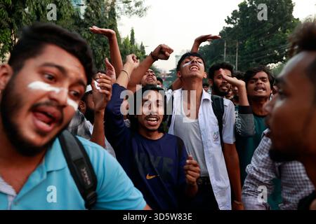 Dhaka, Bangladesch. November 2025. Die Demonstranten stoßen mit den Sicherheitskräften Bangladeschs zusammen, um das weitgehend abgerissene Bangabandhu Memorial Museum zu zerstören, die ehemalige Residenz von Scheich Hasinas Vater Scheich Mujibur Rahman, am 17. November 2025, dem Internationalen Strafgerichtshof (ICT), in Dhaka, Bangladesch. Bangladeschs International Crimes Tribunal (ICT) verurteilte die ehemalige Premierministerin Scheich Hasina wegen Verbrechen gegen die Menschlichkeit im Zusammenhang mit der Unterdrückung von Studentenprotesten im Juli-August 2024 und verurteilte sie zum Tode. (Kreditbild: © Su Stockfoto