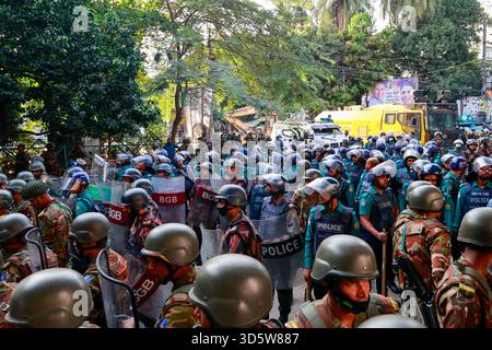 Dhaka, Bangladesch. November 2025. Die Demonstranten stoßen mit den Sicherheitskräften Bangladeschs zusammen, um das weitgehend abgerissene Bangabandhu Memorial Museum zu zerstören, die ehemalige Residenz von Scheich Hasinas Vater Scheich Mujibur Rahman, am 17. November 2025, dem Internationalen Strafgerichtshof (ICT), in Dhaka, Bangladesch. Bangladeschs International Crimes Tribunal (ICT) verurteilte die ehemalige Premierministerin Scheich Hasina wegen Verbrechen gegen die Menschlichkeit im Zusammenhang mit der Unterdrückung von Studentenprotesten im Juli-August 2024 und verurteilte sie zum Tode. (Kreditbild: © Su Stockfoto