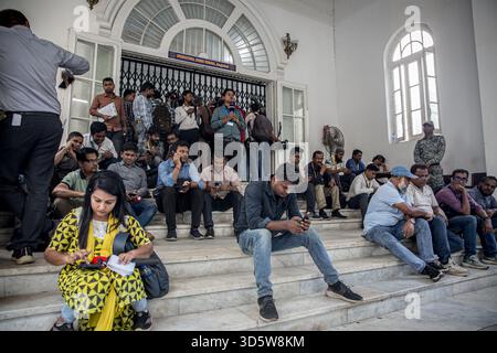 Dhaka, Bangladesch. November 2025. Journalisten warten vor dem Internationalen Strafgerichtshof, bevor die Richter ein Urteil lesen, in dem sie den entlassenen Premierminister Scheich Hasina wegen Verbrechen gegen die Menschlichkeit für schuldig befunden und zum Tode verurteilt haben. Scheich Hasina floh im August 2024, nachdem viele Menschen bei der Niederschlagung der Proteste getötet wurden. (Foto: Sally Hayden/SOPA Images/SIPA USA) Credit: SIPA USA/Alamy Live News Stockfoto