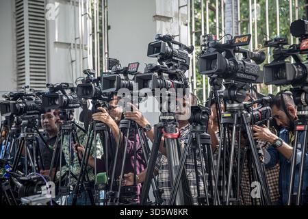 Dhaka, Bangladesch. November 2025. Journalisten warten vor dem Internationalen Strafgerichtshof, bevor die Richter ein Urteil lesen, in dem sie den entlassenen Premierminister Scheich Hasina wegen Verbrechen gegen die Menschlichkeit für schuldig befunden und zum Tode verurteilt haben. Scheich Hasina floh im August 2024, nachdem viele Menschen bei der Niederschlagung der Proteste getötet wurden. (Foto: Sally Hayden/SOPA Images/SIPA USA) Credit: SIPA USA/Alamy Live News Stockfoto
