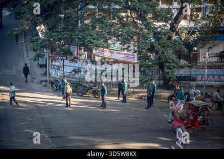 Dhaka, Bangladesch. November 2025. Eine schwere Sicherheitspräsenz, die vor Richtern zu lesen war, die den entlassenen Premierminister Scheich Hasina wegen Verbrechen gegen die Menschlichkeit für schuldig befunden und ihr zum Tode verurteilt hatten. Scheich Hasina floh im August 2024, nachdem viele Menschen bei der Niederschlagung der Proteste getötet wurden. (Foto: Sally Hayden/SOPA Images/SIPA USA) Credit: SIPA USA/Alamy Live News Stockfoto