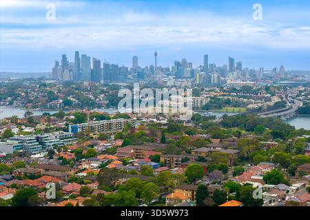 Drohnenfoto mit Blick auf das zentrale Geschäftsviertel von Sydney und den Hafen von Sydney vom Vorort Drummoyne in NSW, Australien. Stockfoto