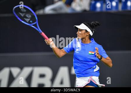 Bengaluru, Indien. November 2025. Sahaja Yamalapalli (IND) über Action während des Gruppenspiels im staatlichen Rasentennisverband Karnataka während der Billie Jean King Cup Playoffs in Bengaluru, Indien am 15. November 2025 Credit: Independent Photo Agency/Alamy Live News Stockfoto