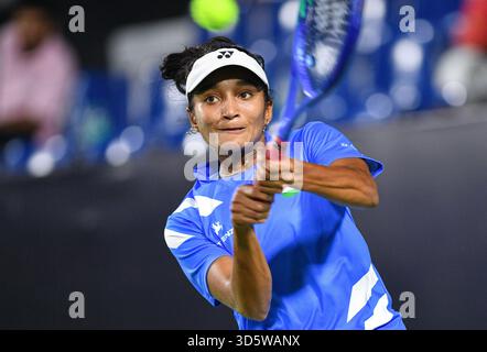 Bengaluru, Indien. November 2025. Sahaja Yamalapalli (IND) über Action während des Gruppenspiels im staatlichen Rasentennisverband Karnataka während der Billie Jean King Cup Playoffs in Bengaluru, Indien am 15. November 2025 Credit: Independent Photo Agency/Alamy Live News Stockfoto