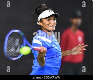 Bengaluru, Indien. November 2025. Sahaja Yamalapalli (IND) über Action während des Gruppenspiels im staatlichen Rasentennisverband Karnataka während der Billie Jean King Cup Playoffs in Bengaluru, Indien am 15. November 2025 Credit: Independent Photo Agency/Alamy Live News Stockfoto